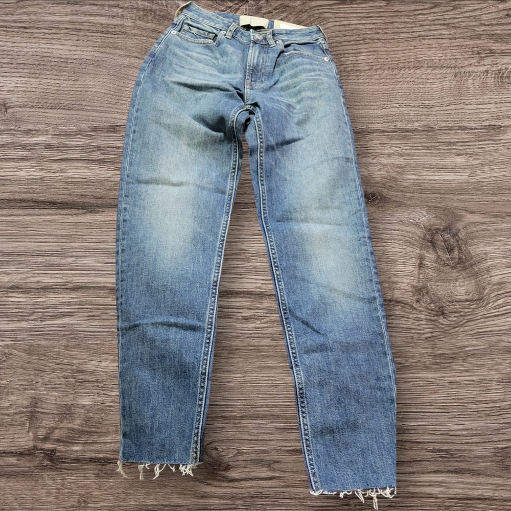 EVERLANE - The Curvy Cheeky Jean – Light Denim Skinny Jeans with Fray Hem